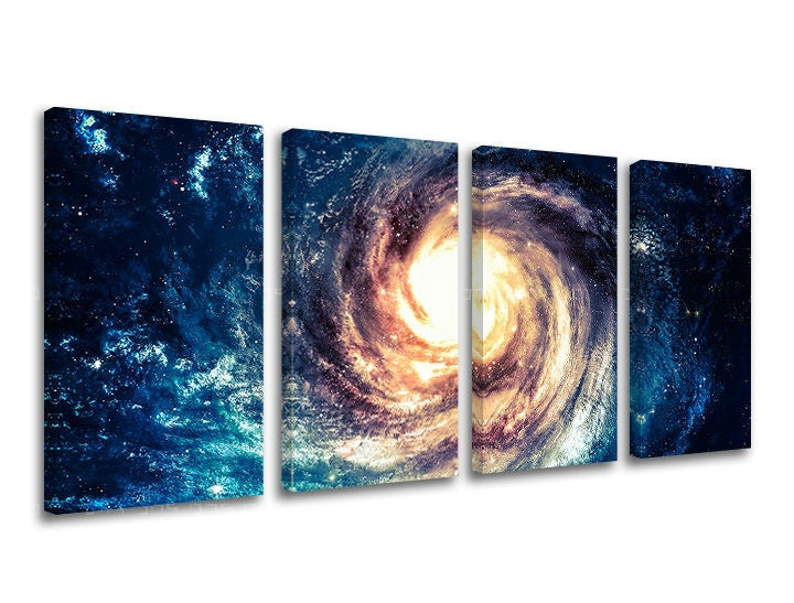 Čtyřdílný obraz na plátně zobrazuje fascinující spirální galaxii s jasným středem a temně modrým vesmírem plným hvězd, Papilora.