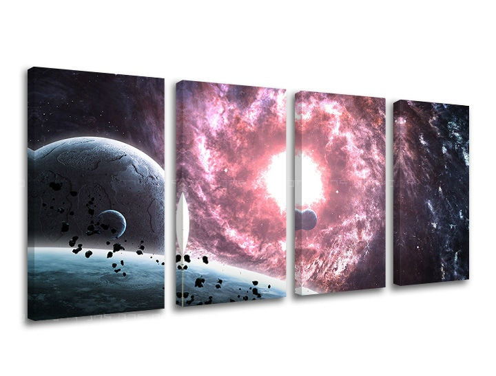 Obraz na plátně zobrazuje fascinující vesmírnou krajinu s planetami a vzdálenými galaxiemi v odstínech modré a fialové, s viditelným dřevěným rámem Papilora.