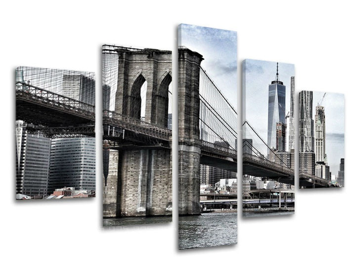 Pohled na Brooklynský most a panorama New Yorku v černobílých tónech s modrými akcenty, vytištěný na plátně s viditelným dřevěným rámem, Papilora.