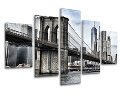 Pohled na Brooklynský most a panorama New Yorku v černobílých tónech s modrými akcenty, vytištěný na plátně s viditelným dřevěným rámem, Papilora.
