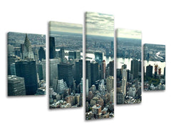 Pohled na panoráma New Yorku s mrakodrapy a řekou v modro-šedých tónech na pětidílném plátně Papilora.