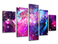 Pětidílný obraz na plátně zobrazuje fascinující fialovo-modrou galaxii plnou zářivých hvězd Papilora.