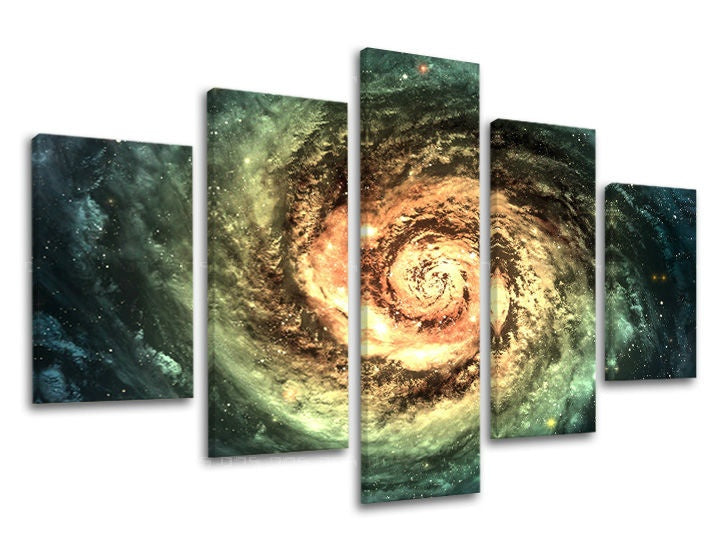 Na plátně je vidět spirální galaxie v odstínech oranžové a zelené, s viditelným dřevěným rámem Papilora.