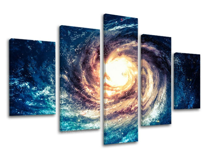 Pětidílný obraz na plátně zobrazuje fascinující spirální galaxii s jasným středem v odstínech modré a oranžové, s viditelným dřevěným rámem Papilora.