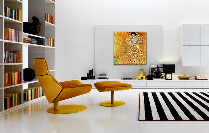 Minimalistický obraz na plátně s motivem PORTRÉT ADELY BLOCH-BAUER – Gustav Klimt, zlaté akcenty, příroda zavěšený v interiéru obývacího pokoje, krása a luxusní dojem – interiér