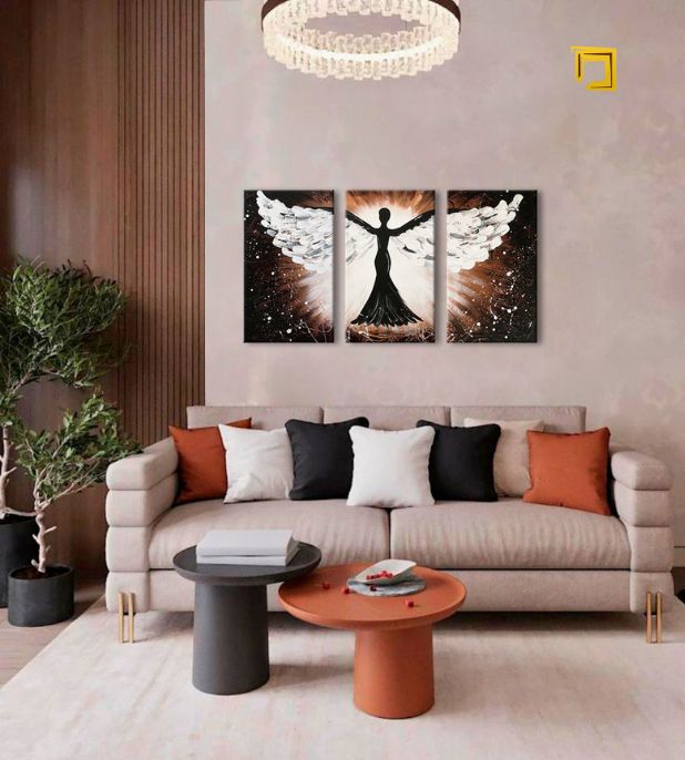 Triptych s abstraktním andělem s roztaženými křídly v černé a bílé barvě na tmavém pozadí, připravený k zavěšení, Papilora.