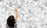 Moderní obraz na plátně s motivem dítě, dívka, krajina, dětský motiv, příroda v bílo-černých odstínech zavěšený v interiéru dětského pokoje – interiér