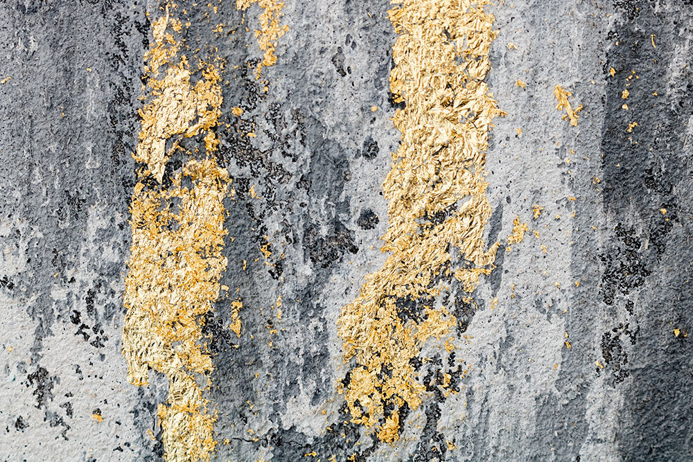 Detail povrchu plátna ARTMIE 340 g/m² s motivem zlaté a šedé vertikální pruhy – viditelná reliéfní textura ruční malby.