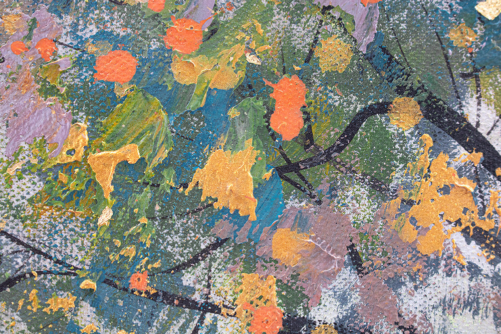 Ručně malované plátno zobrazuje barevný strom s rozkvetlou korunou v odstínech oranžové a zelené, zasazený do mlhavé krajiny s horami v pozadí, Papilora.