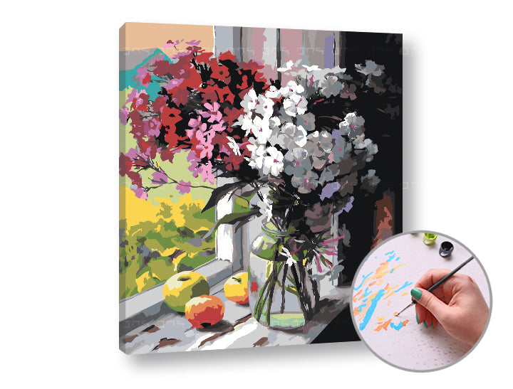 Plátno s potiskem zobrazuje kytici červených a bílých květin ve váze s jablky na parapetu, s viditelným dřevěným rámem Papilora.