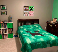 Sada čtyř obrazů s pixelovými hlavami postav z Minecraftu – prasete, ovce, Steva a Creepera – visí nad dřevěnou postelí v moderním dětském pokoji, Papilora.