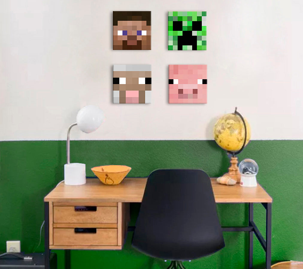 Sada čtyř obrazů s pixelovými hlavami postav z Minecraftu – prasete, ovce, Steva a Creepera – visí nad dřevěnou postelí v moderním dětském pokoji, Papilora.