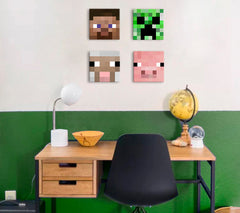 Sada čtyř obrazů s pixelovými hlavami postav z Minecraftu – prasete, ovce, Steva a Creepera – visí nad dřevěnou postelí v moderním dětském pokoji, Papilora.