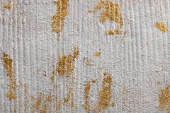 Detail povrchu plátna ARTMIE 340 g/m² s motivem abstraktní zlaté a modré svislé linie – viditelná reliéfní textura ruční malby.
