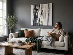 Malovaný obraz na zeď ABSTRAKT 60x60 cm – ručně malovaný obraz v elegantním interiéru (Modern coastal) | wall mockup | premium canvas | Papilora.sk