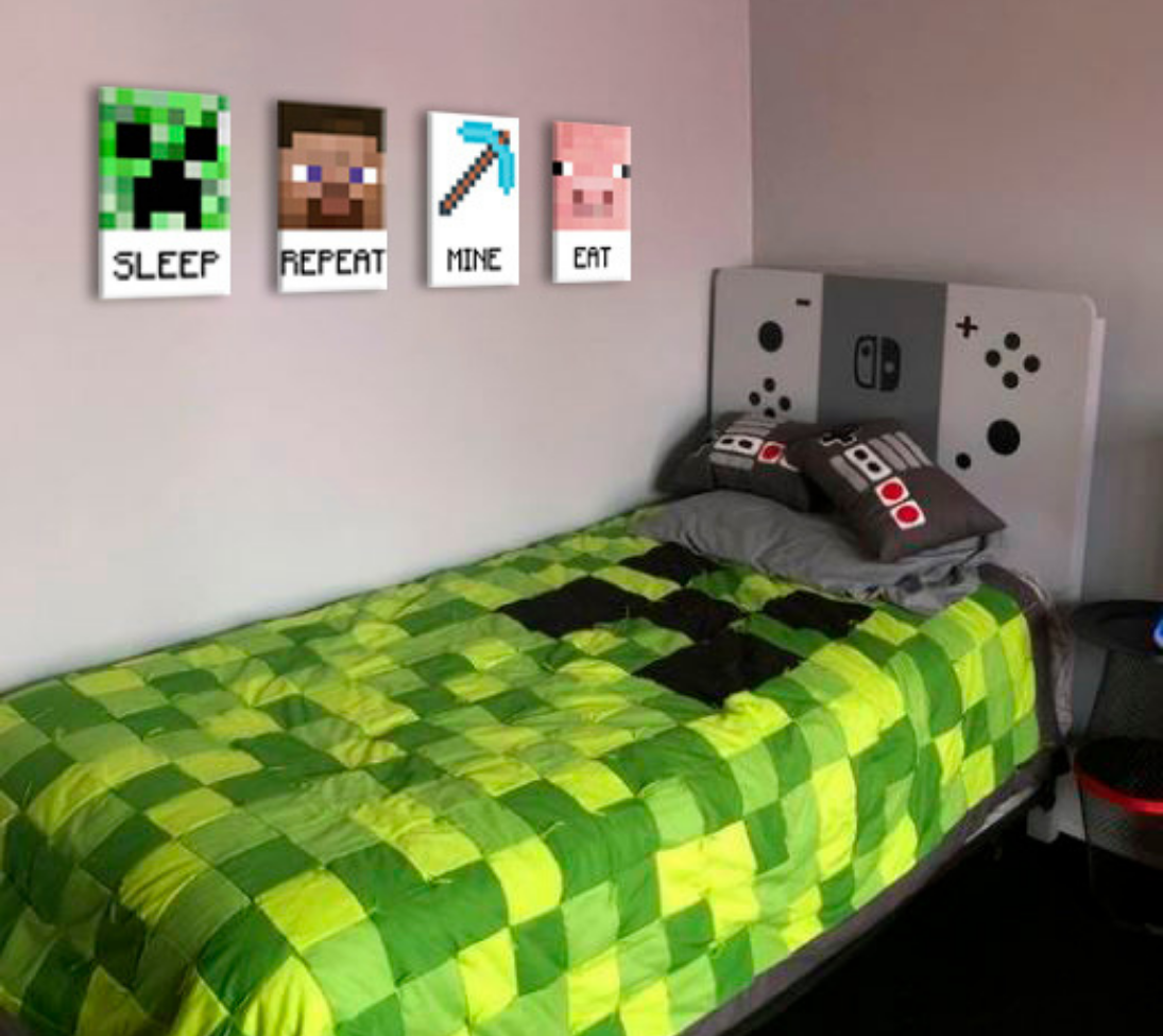 Čtyři Minecraft plátna visí nad postelí v moderním dětském pokoji, s pixelovým prasetem, Creeperem, krumpáčem a Stevem, doplňující barevné povlečení Papilora.