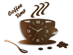 Detailní náhled kompozice nástěnných hodin ve tvaru šálku kávy s nápisem „Coffee Time“ a zrnky kávy v hnědých odstínech Papilora.