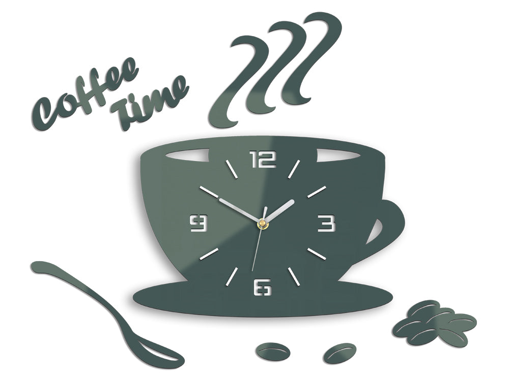 Nástěnné hodiny ve tvaru šálku kávy s nápisem 'coffee time' a zrnky kávy, v tmavě zelené barvě, jsou zobrazeny na plátně s viditelným dřevěným rámem Papilora.