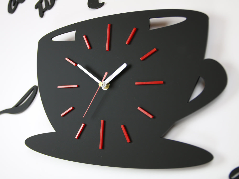 Nástěnné hodiny ve tvaru šálku kávy s nápisem „Coffee Time“ a zrnky kávy, v černé a červené barvě, visící v moderním interiéru nad dřevěnou konzolí s vázou a svíčkou Papilora.