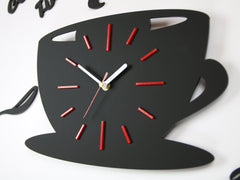 Nástěnné hodiny ve tvaru šálku kávy s nápisem „Coffee Time“ a zrnky kávy, v černé a červené barvě, visící v moderním interiéru nad dřevěnou konzolí s vázou a svíčkou Papilora.