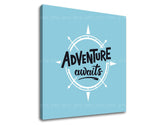 Moderní obraz na plátně s motivem Adventure awaits, cestovatelský motiv, mapa, motivační citát v bílo-modrých odstínech, inspirativní atmosféra – produkt