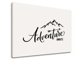 Moderní obraz na plátně s motivem Adventure awaits, hory, cestovatelský motiv, motivační citát, příroda v bílo-černých odstínech, vhodný do obývacího pokoje – produkt