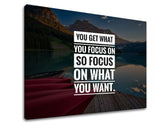 Moderní obraz na plátně s motivem You get what you focus, hory, jezero, krajina, motivační citát v bílo-modrých odstínech, vnitřní klid a příroda – produkt