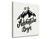 Art deco obraz na plátně s motivem Let the adventure begin, hory, cestovatelský motiv, motivační citát v bílo-šedých odstínech, vhodný do obývacího pokoje – produkt
