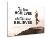 Moderní obraz na plátně s motivem The body achieves, oceán, motivační citát v černých odstínech, klidná atmosféra, vnitřní klid | Motivační obraz na stěnu The body achieves_001 – produkt