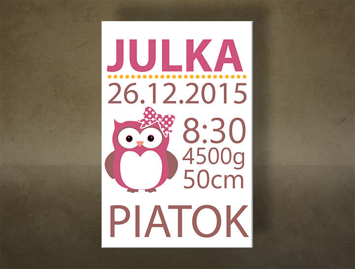 Plakát na plátně s růžovou sovičkou a personalizovanými údaji o narození, jako je jméno Julka, datum 26.12.2015, čas 8:30, váha 4500g, výška 50cm a den Piątok, je zobrazen na bílém pozadí s viditelným dřevěným rámem Papilora.
