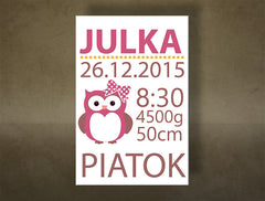 Plakát na plátně s růžovou sovičkou a personalizovanými údaji o narození, jako je jméno Julka, datum 26.12.2015, čas 8:30, váha 4500g, výška 50cm a den Piątok, je zobrazen na bílém pozadí s viditelným dřevěným rámem Papilora.