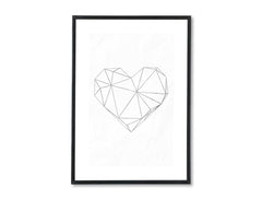Na plátně je zobrazeno geometrické srdce v odstínech šedé na bílém pozadí, s viditelným dřevěným rámem Papilora.