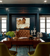 Pop art obraz na plátně s motivem Tony Montana fajčiaci cigaru, příroda v hnědých odstínech, síla a moc a kriminální drama, vhodný do kanceláře – hlavní