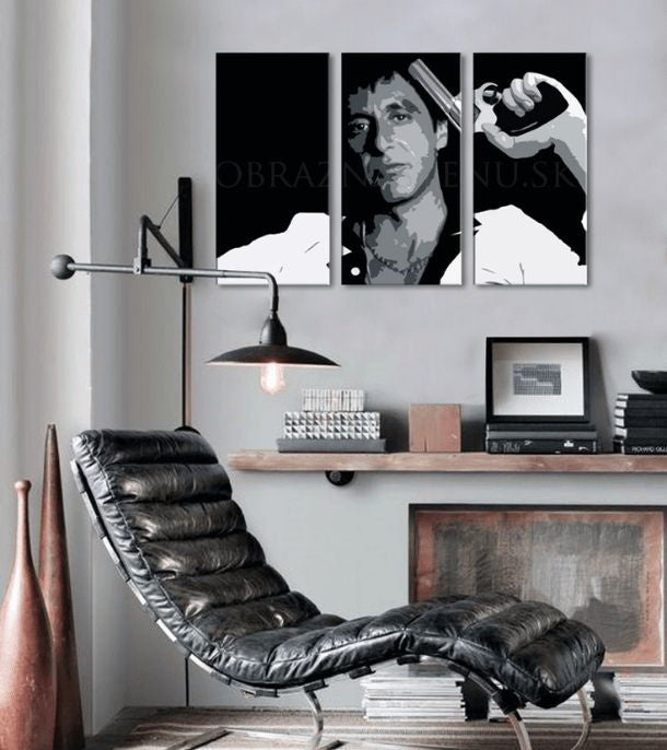 Pop art obraz na plátně s motivem Tony Montana so zbraňou v ruke v bílo-šedých odstínech, intenzivní atmosféra, filmový svět a síla a moc | Největší mafiáni na plátně Scarface - Tony Montana so zb...