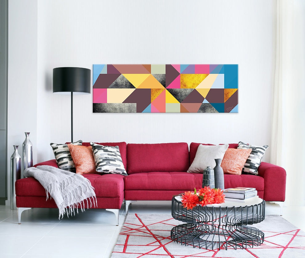 Detailní náhled na kompozici abstraktního obrazu, který se skládá z mnoha barevných geometrických tvarů, včetně žlutých, modrých, růžových a šedých odstínů Papilora.