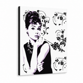 Ručně malovaný obraz Audrey Hepburn ah5 v stylu POP Art – 3D vizualizace ručně malovaného plátna na bílém pozadí. Dominantní barvy: černá, bílá, fialová.