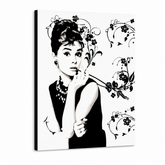 Ručně malovaný obraz Audrey Hepburn ah6 v stylu POP Art – 3D vizualizace ručně malovaného plátna na bílém pozadí. Dominantní barvy: černá, šedá, růžová.