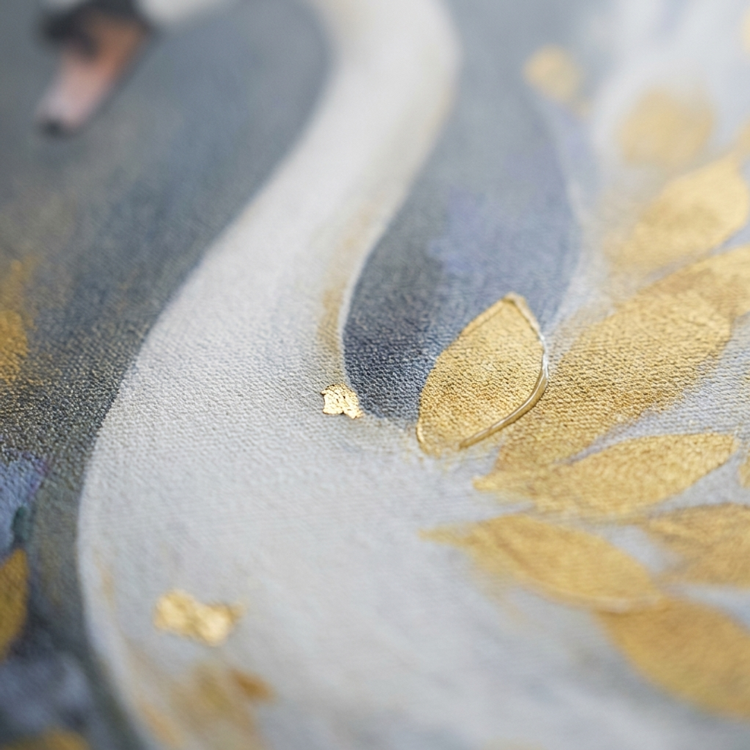Makro detail ručně malovaných impasto tahů akrylovou barvou na ploše obrazu, viditelná textura, reliéf a zlaté odlesky.