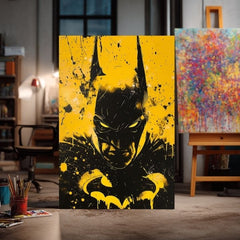 Umělecké dílo s Batmanem visící v moderním stylovém interiéru nad dřevěnou konzolí s vázou a svíčkou Papilora.