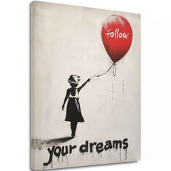 Obraz zachycuje siluetu dívky držící červený balónek s nápisem „follow“ a textem „your dreams“ ve spodní části, na světlém pozadí Papilora.