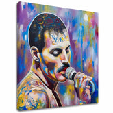 Moderní obraz na plátně s motivem Freddie Mercury - Legenda pod reflektormi, mikrofon v fialovo-zlatých odstínech, energická atmosféra | Obraz Freddie Mercury - Legenda pod reflektormi – hlavní