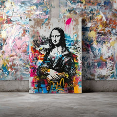 Detailní pohled na umělecké dílo odhaluje texturu a kompozici Mony Lisy s bohatými graffiti nápisy a zlatými odlesky Papilora.