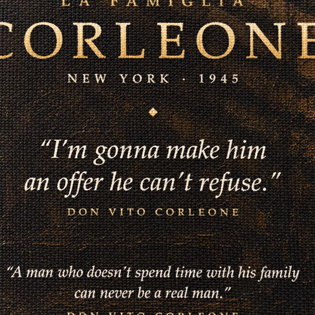 Detail obrazu Kmotr s nápisem La Famiglia Corleone a slavným filmovým citátem v expresivním uměleckém provedení.