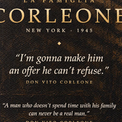 Detail obrazu Kmotr s nápisem La Famiglia Corleone a slavným filmovým citátem v expresivním uměleckém provedení.