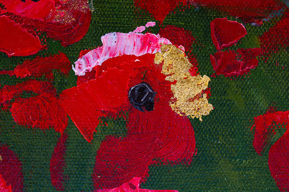 Detailní pohled na texturu a kompozici ručně malovaného obrazu s makovým polem a oblohou v teplých barvách, Papilora.
