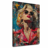 Moderní obraz na plátně s motivem Marilyn Monroe - Ikona v žiari svetiel v červeno-modrých odstínech, sláva a ikonografie | Obraz Marilyn Monroe - Ikona v žiari svetiel – hlavní