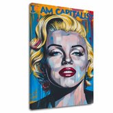 Moderní obraz na plátně s motivem Marilyn Monroe - Kapitalistický šarm v zlato-červených odstínech, odvážná atmosféra, sláva | Obraz Marilyn Monroe - Kapitalistický šarm – hlavní