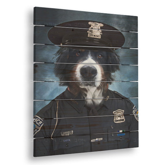 Umělecké dílo na plátně zobrazuje psa bernského salašnického psa v tmavě modré policejní uniformě a čepici na modrošedém pozadí, s viditelným dřevěným rámem Papilora.
