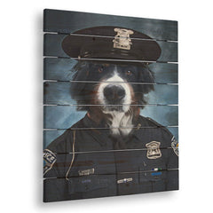 Umělecké dílo na plátně zobrazuje psa bernského salašnického psa v tmavě modré policejní uniformě a čepici na modrošedém pozadí, s viditelným dřevěným rámem Papilora.