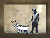 Pop art obraz na plátně s motivem Street ART – Banksy, pes, moře a pláž v fialovo-modrých odstínech, vícedílné provedení, vhodný do obývacího pokoje – hlavní